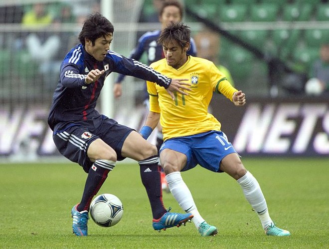 Neymar tenta passar pela marcação do japonês Kagawa | 