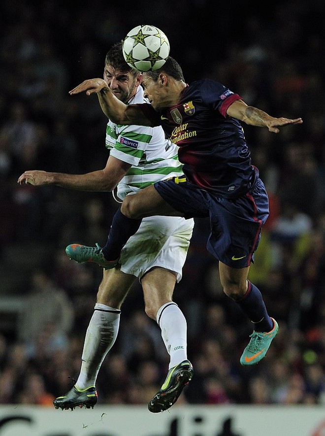 Alba divide a bola com Mulgrew na vitória do Barça sobre o Celtic | 