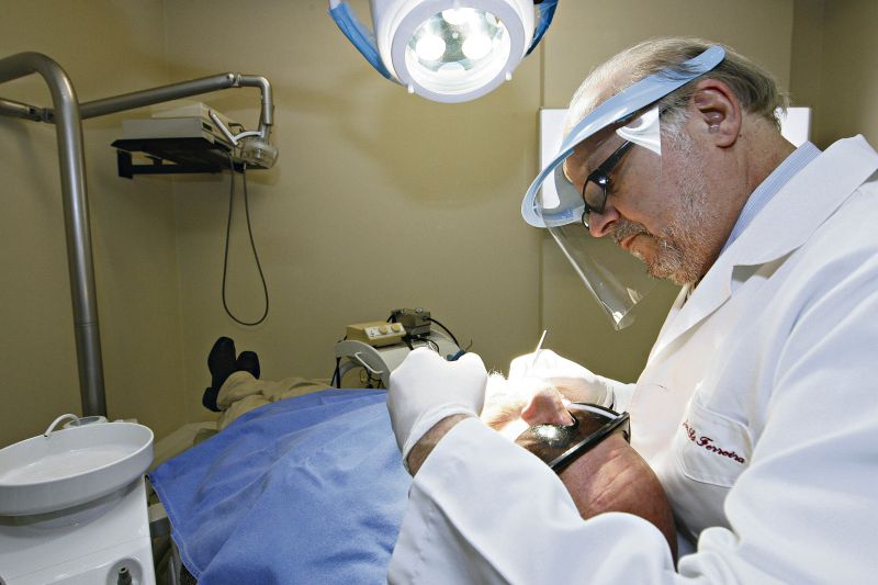O dentista Julio Cezar Ferreira lidera a pesquisa que pode beneficiar o paciente Hieronymus Parth. Ele pretende substituir implantes pelo tratamento com células-tronco | Antônio More/Gazeta do Povo