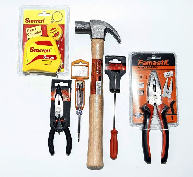 Kit de ferramentas: trena, alicate de bico, chave teste, martelo, chave de fenda e alicate universal. Conjunto auxilia em pequenas reformas em casa. Trena: R$ 7 a R$ 63 (50 metros) / Alicate de bico: aproximadamente R$ 30 / chave teste: aproximadamente R$ 10 / martelo: R$ 14 a R$ 40 / chave de fenda: R$ 10 a R$ 15 / alicate universal: R$ 10 a 25 |