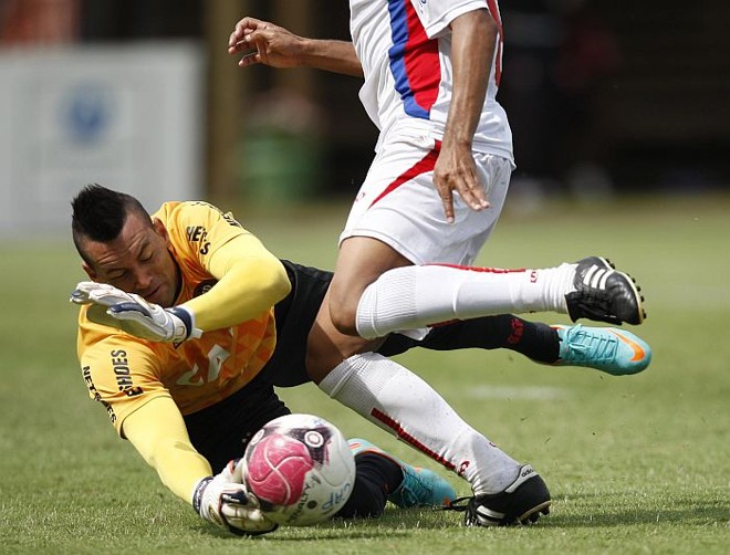 Goleiro atleticano Weverton barra o ataque do Guaratinguetá | 