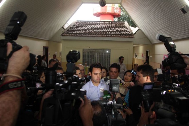 Ratinho Jr. conversa com a imprensa na Escola Municipal Vinhedos, em Santa Felicidade |