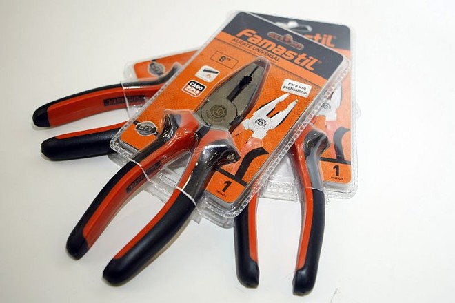 Alicate universal: Apertar, puxar, forçar e girar é com o alicate universal. Pode ser usado para tirar pregos, enrolar e cortar fios, entre outros. Alicate universal: R$ 10 a R$ 25 |