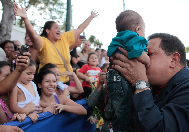 Chávez beija um bebê antes de votar em Caracas | Presidência/ AFP