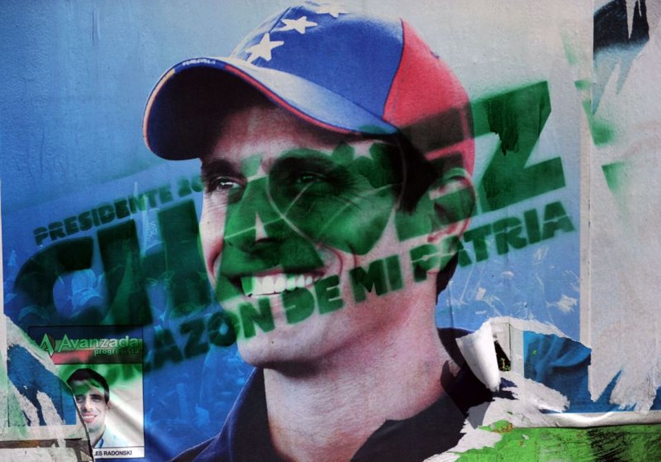 Inscrição de Chávez pintada sobre o cartaz de Capriles | Rodrigo Arangua/AFP