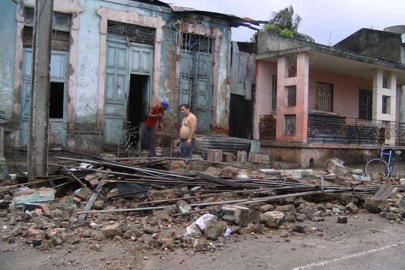 Cubanos observam estragos causados pelo furacão Sandy | AFP PHOTO/AIN-Ariel SOLER CASTAFREDA