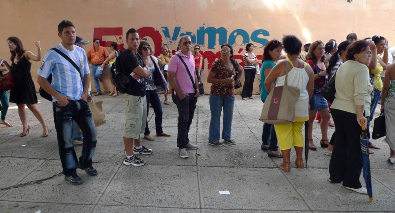 Em Havana, cubanos formam fila para buscar visto na embaixada espanhola, no dia em que o governo anunciou a flexibilização das leis migratórias | Desmond Boylan/Reuters