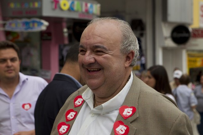 Rafael Greca (PMDB) fez corpo a corpo com eleitores no Centro de Curitiba na tarde desta sexta-feira |