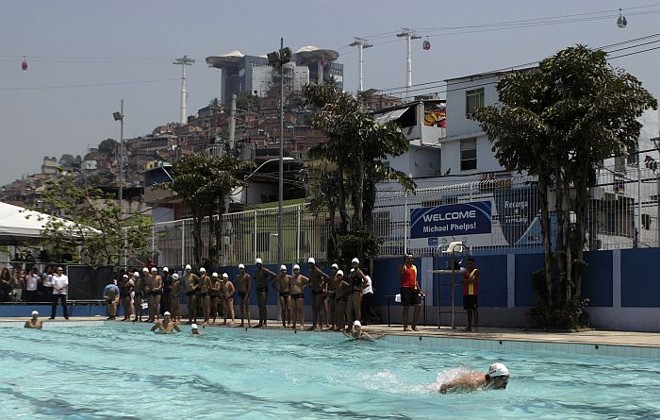 Phelps nada para as crianças no Complexo do Alemão | 