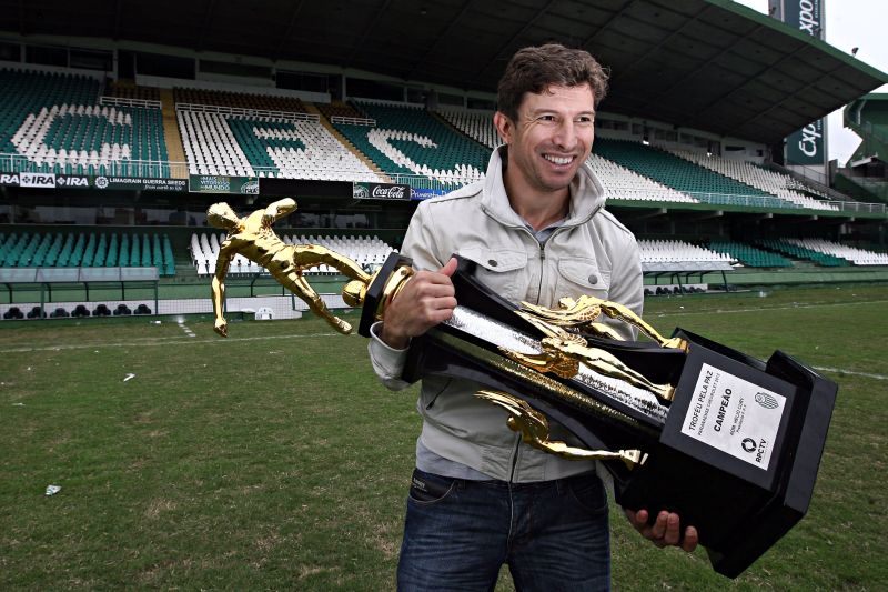 Tcheco com a taça do Paranaense de 2012 | Felipe Rosa / Gazeta do Povo
