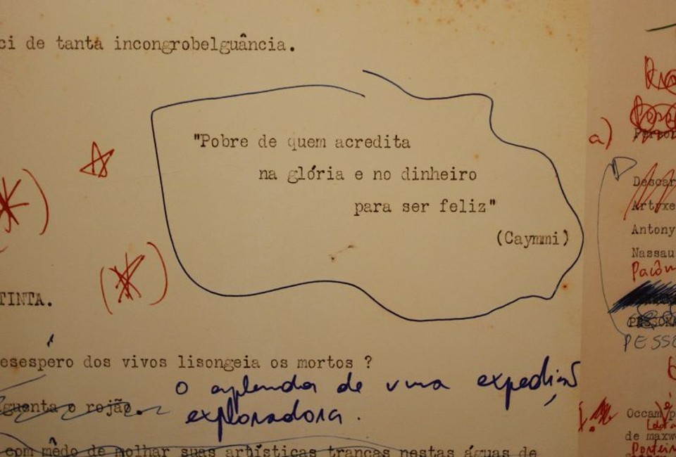 Escritos originais de Leminski integram a exposição, ao lado de objetos como uma máquina de escrever que pertenceu a ele | Jonathan Campos/Gazeta do Povo