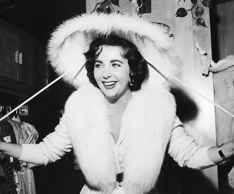 Atriz Elizabeth Taylor fazendo compras em Las Vegas em fotografia de 1956 | REUTERS/Las Vegas News Bureau/Handout