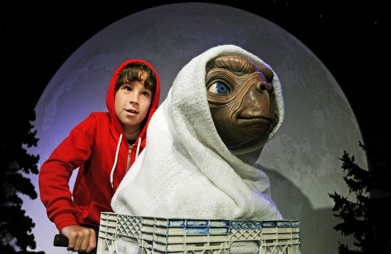 Imagem de cera reproduz uma das principais cenas do filme ET - O Extraterrestre | AFP PHOTO / Greg WOOD