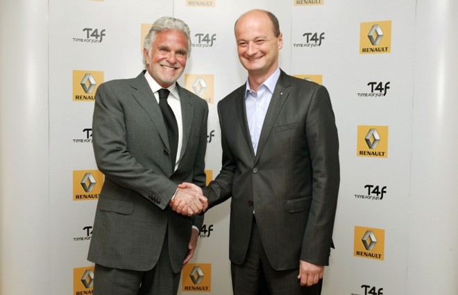 Os presidentes da Time for Fun (T4F), Fernando Altério (à esq.), e da Renault do Brasil, Olivier Murguet, cumprimentam-se após o anúncio do Teatro Renault, novo nome do Teatro Abril, nesta segunda-feira, em São Paulo |