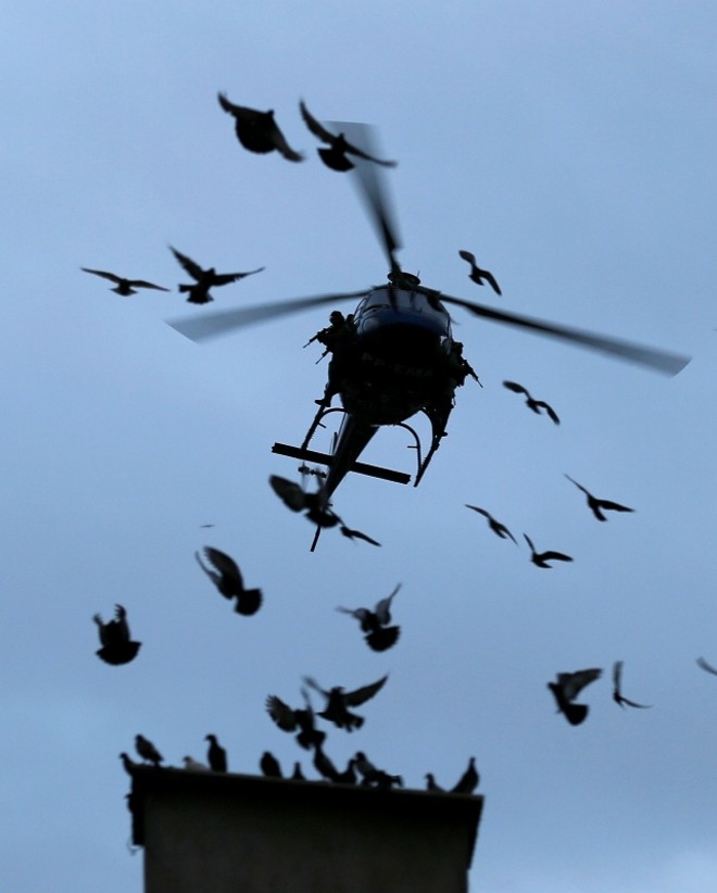 Helicóptero da política patrulha a região de Manguinhos durante a operação de ocupação |