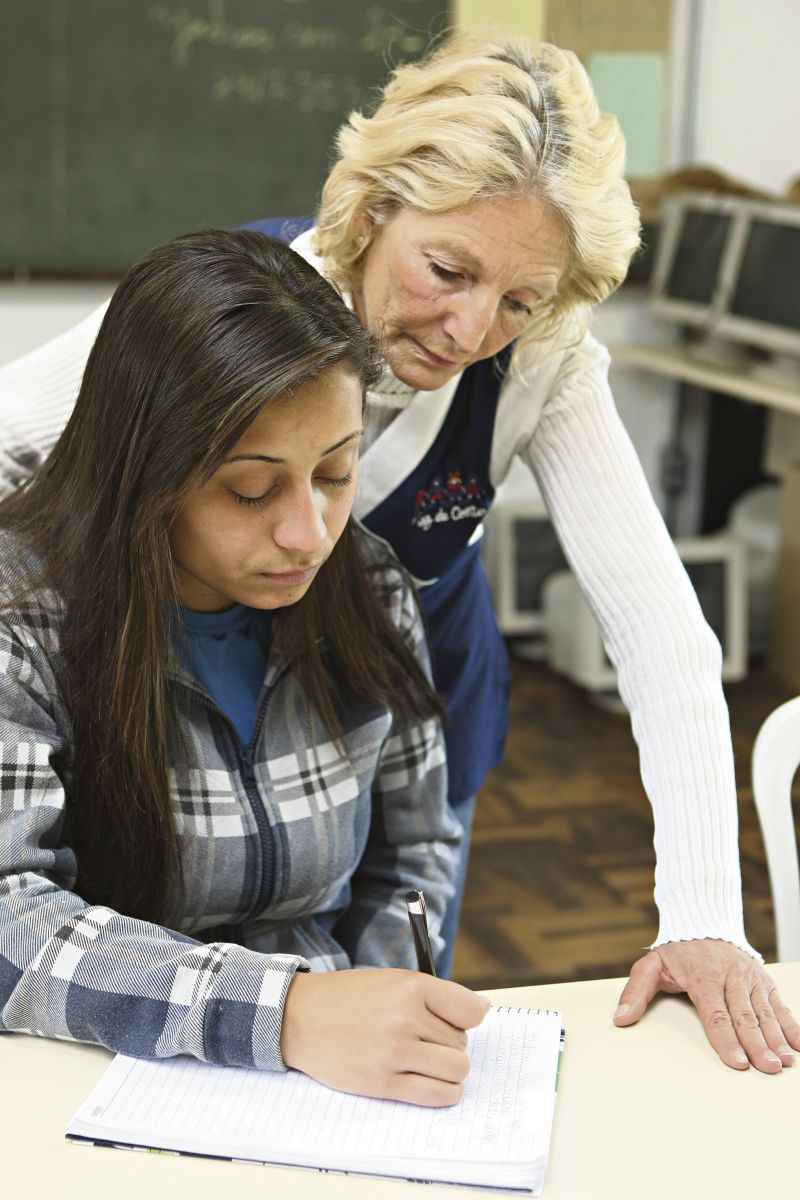 Os poucos anos de estudo não impedem Leila Sentone de acompanhar  formação escolar da filha Isabela | Aniele Nascimento/ Gazeta do Povo