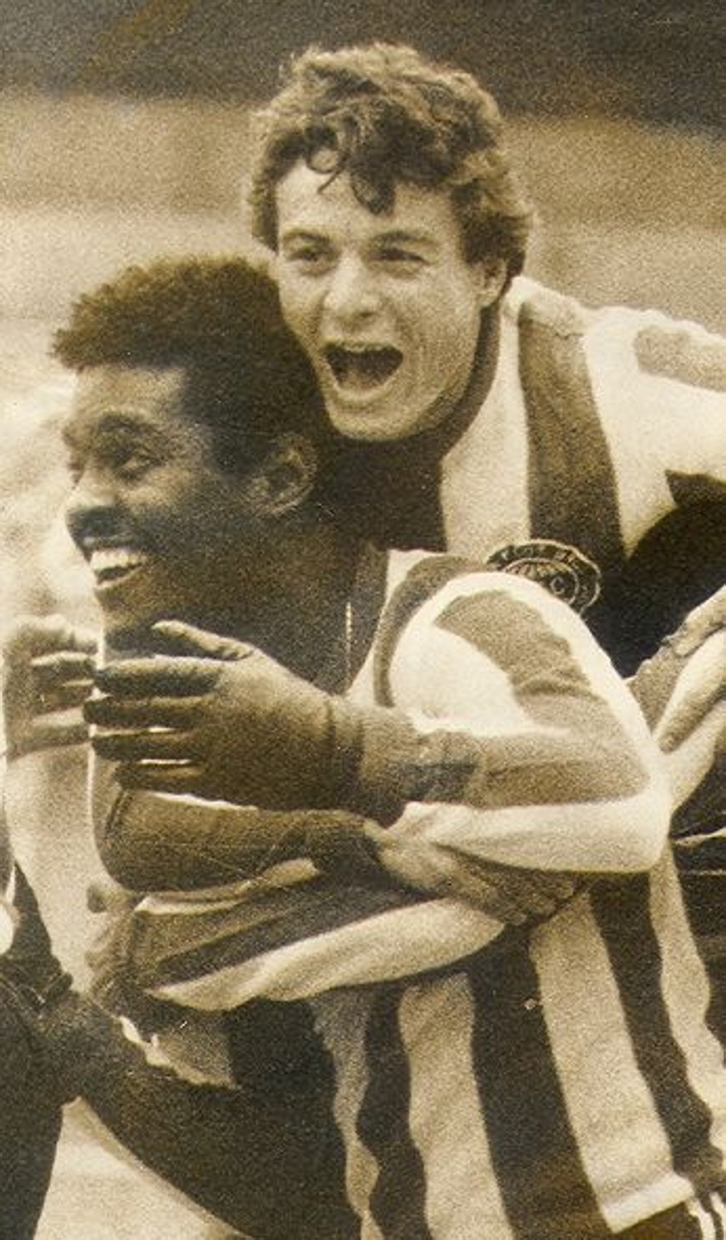 Lela é abraçado duarnte um de seus gols pelo Coxa