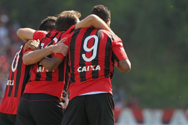 O camisa 9 Marcão é abraçado após marcar o terceiro do Atlético | 