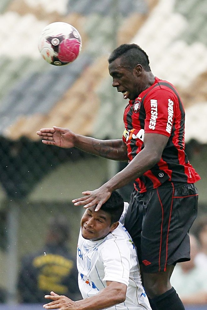 Manoel afasta a bola na vitória sobre o Avaí | 