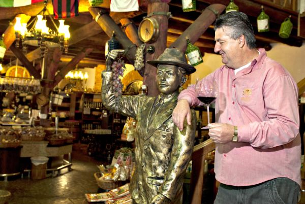 Santa Felicidade- "Se pensarmos em cidades como Gramado e Canela, podemos tirar várias ideias para aplicar aqui. Por exemplo: não temos bancos para as pessoas sentarem. Também poderia ser criada uma fachada padrão para as lojas, algum marco arquitetônico que caracterizasse bem o bairro de Santa Felicidade." -Gerson Luiz Miola, 49 anos, gerente da loja Vinhos Durigan | Marcelo Andrade/ Gazeta do Povo