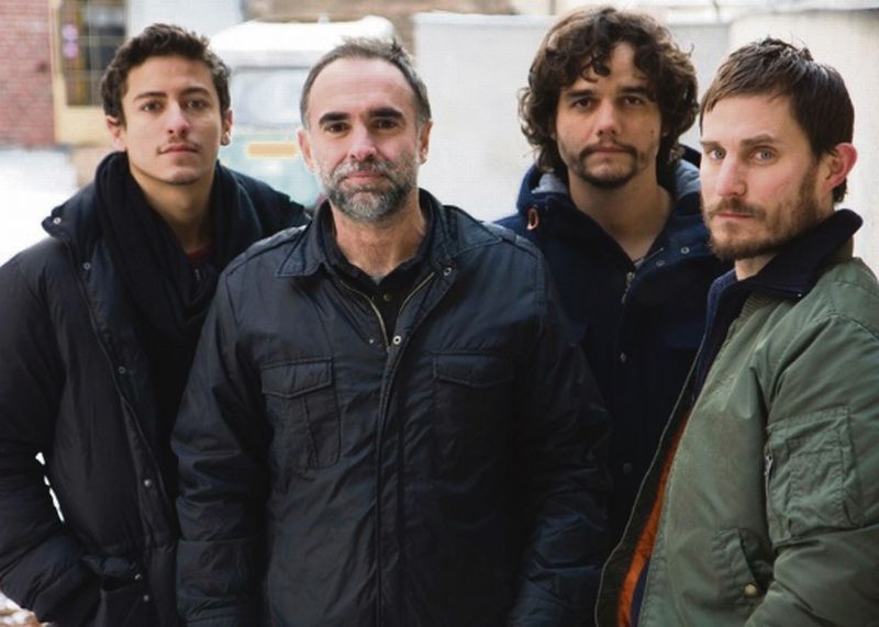 (A partir da dir.) Jesuíta Barbosa, Karim Aïnouz, Wagner Moura e o alemão Clemens Schick, durante as filmagens de Praia do Futuro, em Berlim: filme fala de homens que ousam mergulhar no abismo | Divulgação