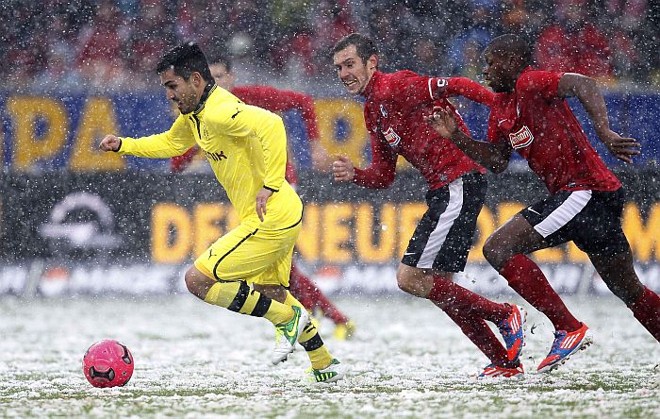 Guendogan puxa contra-ataque contra o Freiburg no gramado com neve | 