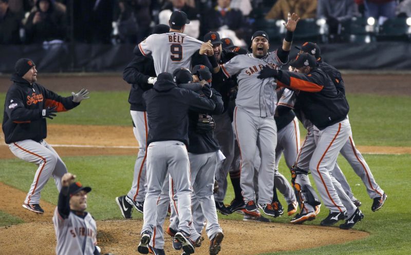 Jogadores do San Francisco Giants logo após o fim da partida que decretou o título da equipe | Reuters