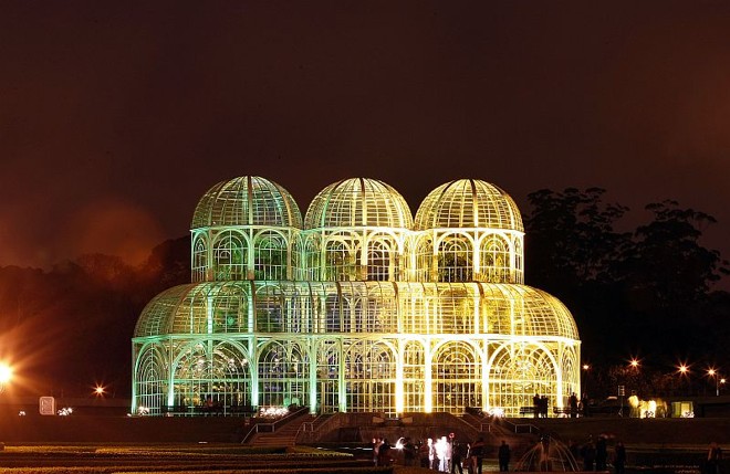 Jardim Botânico participou da contagem regressiva para a Copa de 2014 e foi iluminado em tons de verde e amarelo |