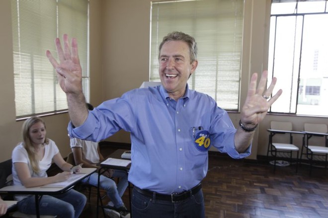O candidato a prefeito Luciano Ducci (PSB) vota no Colégio Sion no Batel |