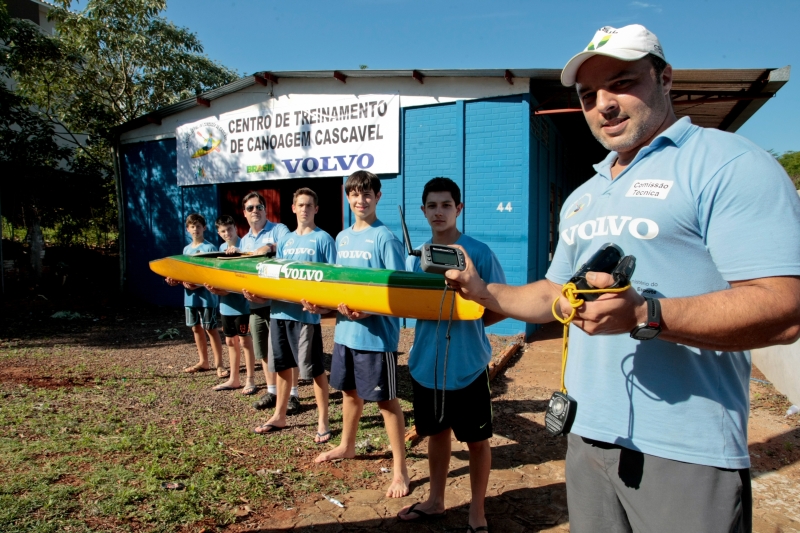 Denis Ferreira Lopes, diretor técnico da Associação Fiel de Canoagem, com os novos atletas: preparação adequada para melhorar o rendimento | César Machado/ Gazeta do Povo