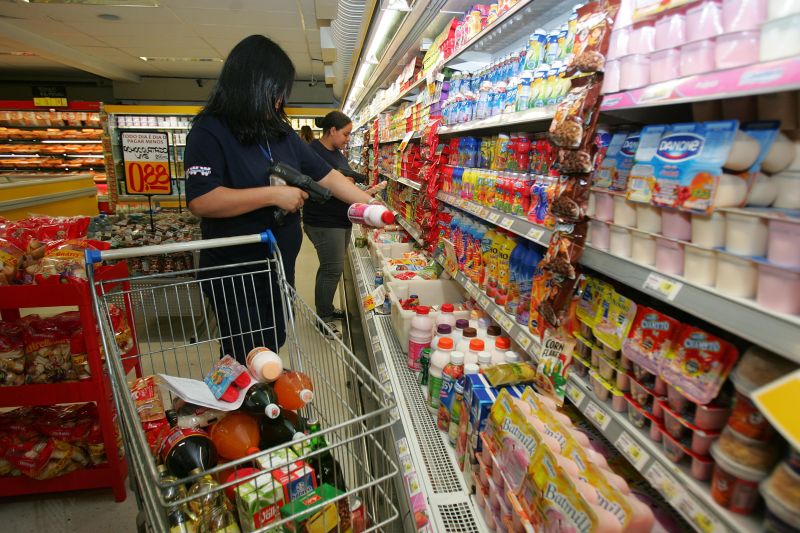 Pela pesquisa, não é preciso ir longe para encontrar o menor preço. Mercados do mesmo bairro já têm diferenças relevantes | Ivonaldo Alexandre/Gazeta do Povo