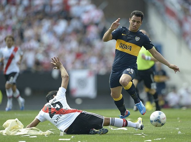 Juan Sanchez Mino passa pela marcação de Gabriel Mercado no clássico entre River Plate e Boca Juniors | 