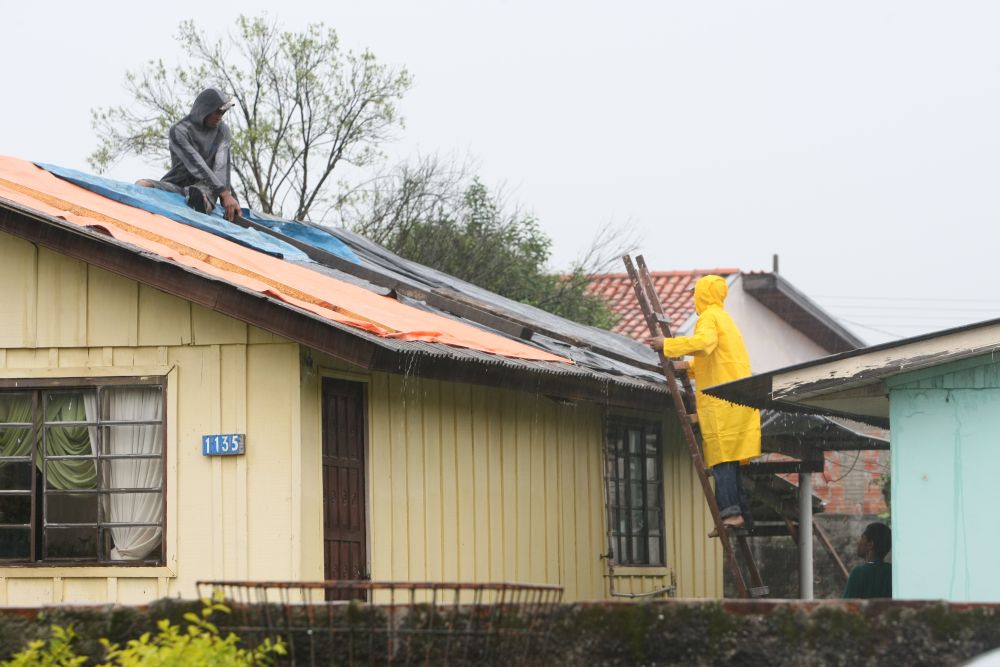 Em Pinhais, no bairro Vargem Grande, moradores cobrem casa destalhada com lona | Aniele Nascimento/Agência de Notícias Gazeta do Povo