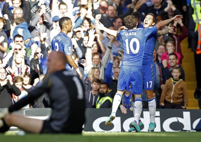 O belga Eden Hazard comemora com o espanhol Juan Mata após marcar seu gol na vitória do Chelsea sobre o Norwich | Ian Kington / AFP