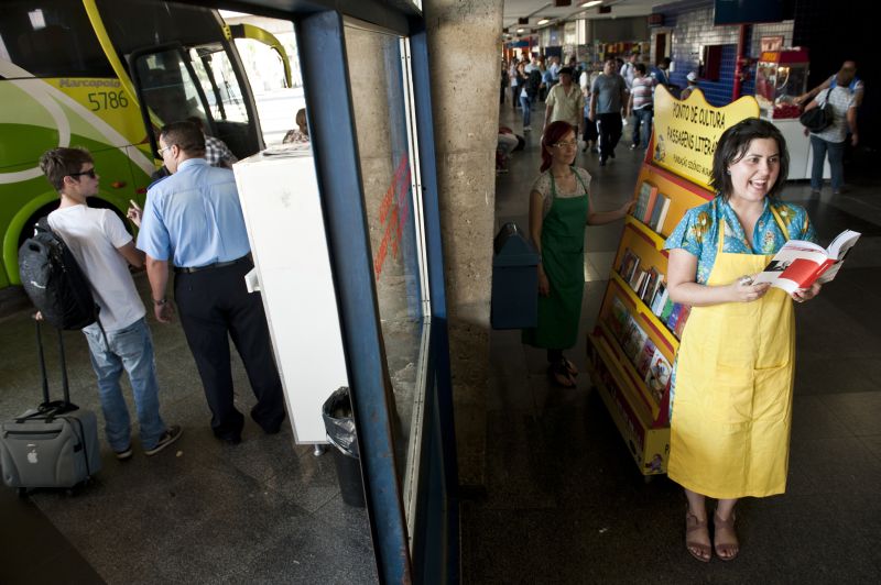 A educadora Priscila Sehnem durante ação de leitura na Rodoferroviária de Curitiba: no ato do empréstimo, confidências | Marcelo Andrade/Gazeta do Povo