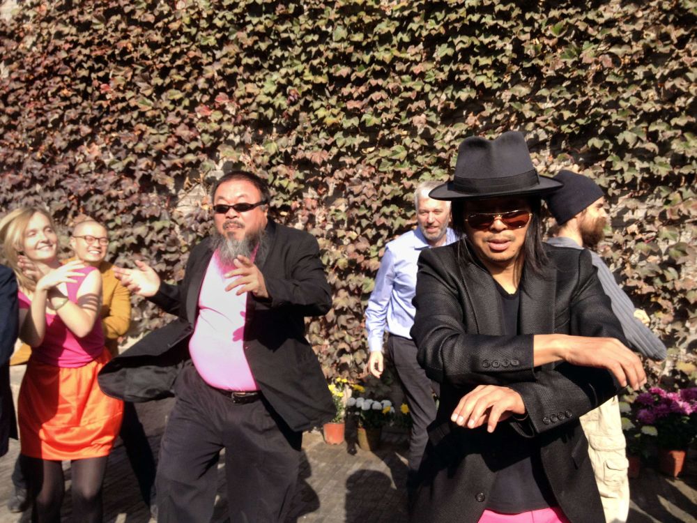 Ai Weiwei (centro à esq.) criticou o governo chinês pela retirada do ar de sua paródia do sucesso do rapper Psy | AFP Photo/Cortesia de Ai Weiwei