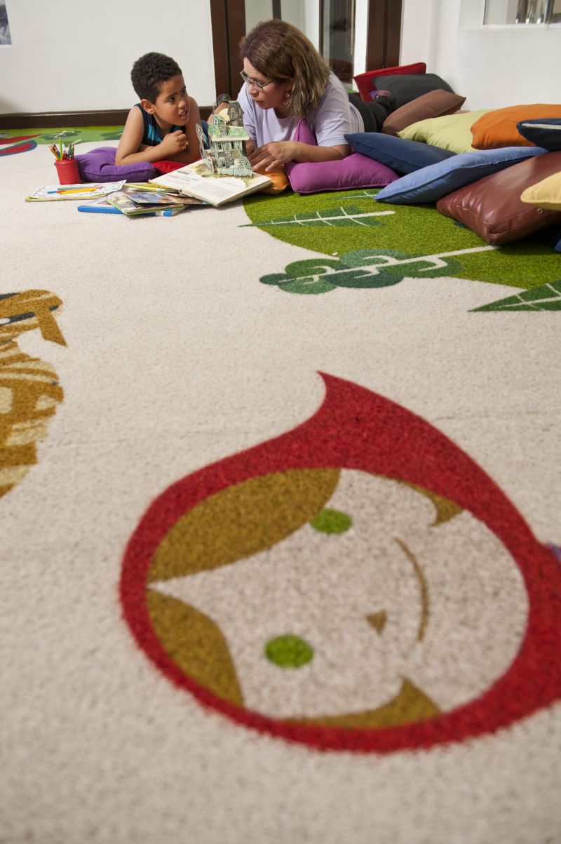 Nadia Rodrigues e o filho Emannuel: leitura com conforto | Marcelo Andrade/Gazeta do Povo