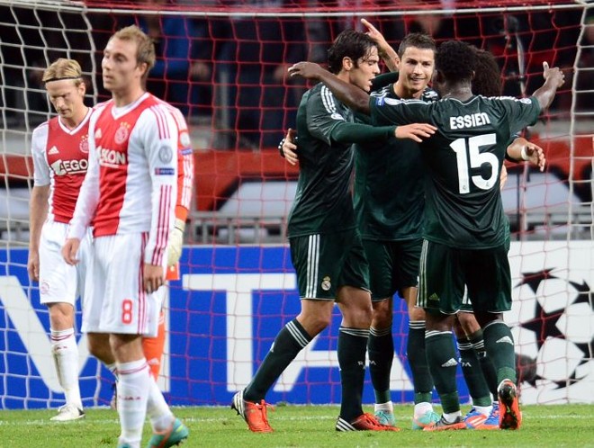Ronaldo é abraçado pelos companheiros após marcar primeiro gol do Real Madrid na Holanda |