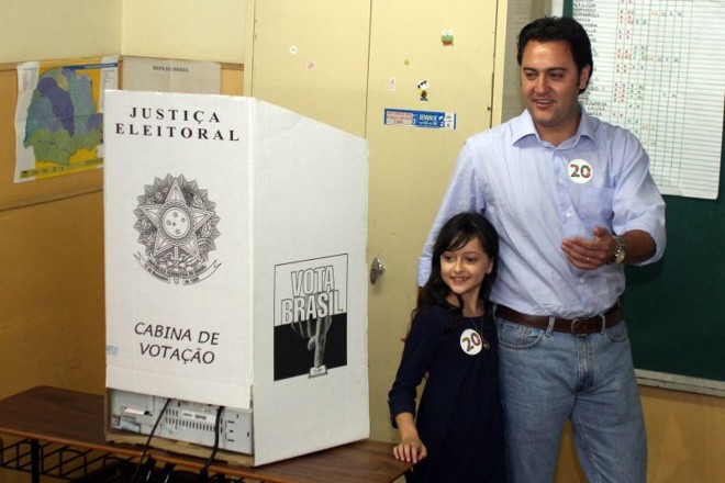 Ratinho Jr. acompanhado da filha, durante a votação na Escola Municipal Vinhedos, em Santa Felicidade |