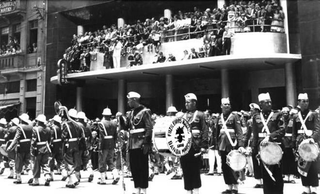 Nas comemorações do Centenário do Paraná em 1953. Banda dos Fuzileiros Navais em frente ao Braz Hotel |