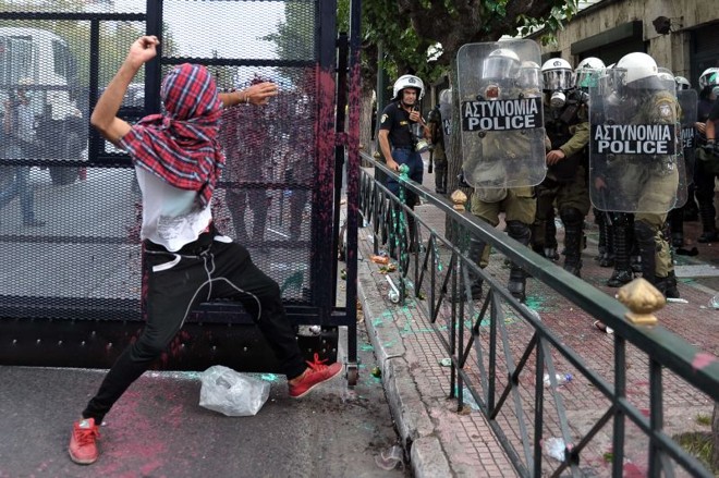 Milhares de policiais se espalharam por toda a capital grega para criar uma zona de segurança para a reunião com a chanceler alemã |