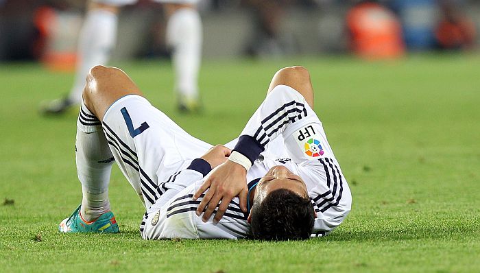 Cristiano Ronaldo caiu de mal jeito e sentiu dores no ombro no clássico com o Barcelona | AFP