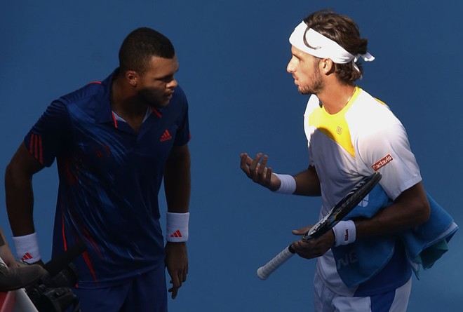 O espanhol Feliciano Lopez (direita) conversa com Jo-Wilfried Tsonga após ter abandonado disputa por causa de lesão | REUTERS/David Gray