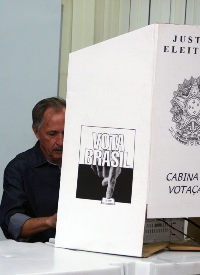 José Turozi (PV) trouxe a neta recém-nascida para a votação | 