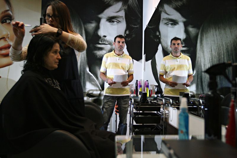 Beto em atividade no salão de beleza Shimmer, no Cristo Rei: Quer um cafezinho | Felipe Rosa/ Gazeta do Povo