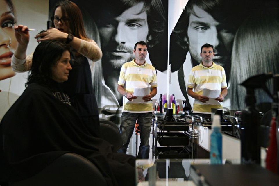 Beto em atividade no salão de beleza Shimmer, no Cristo Rei: Quer um cafezinho | Felipe Rosa/ Gazeta do Povo