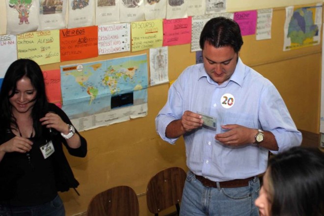 Ratinho Jr. durante a votação, na Escola Municipal Vinhedos, em Santa Felicidade |