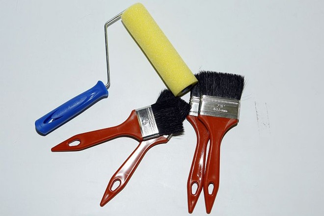 Pincel e rolo: usados para a pintura de superfícies. Para o acabamento nos cantos, é indicado o pincel de cerdas. Pincel de Rolo: R$ 10 a R$ 40 (espuma) e R$ 10 (rolo) / Pincel de Cerdas: R$ 4 a R$ 30 |