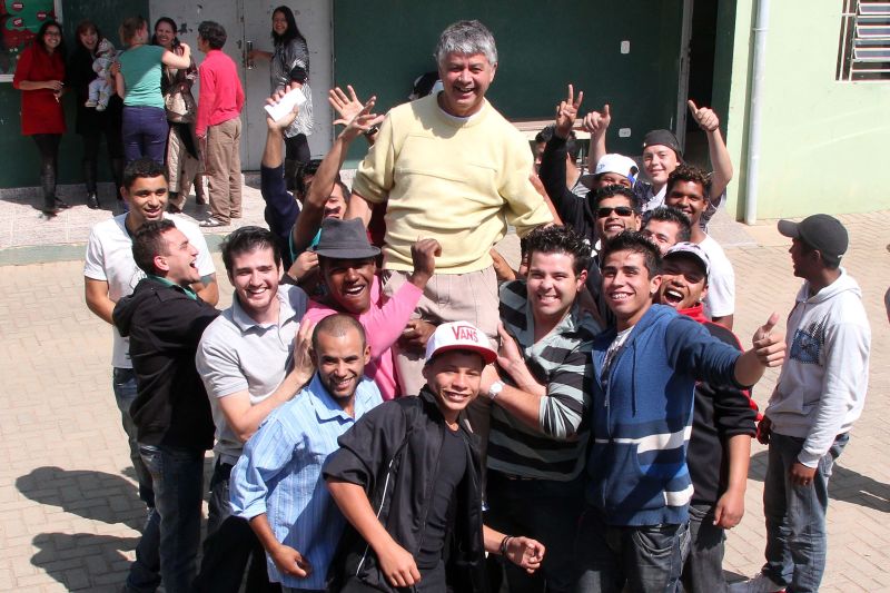 Fernando de Góis carregado por egressos da Chácara de Meninos de 4 Pinheiros: a melhor parte do passado | Cuco Alves