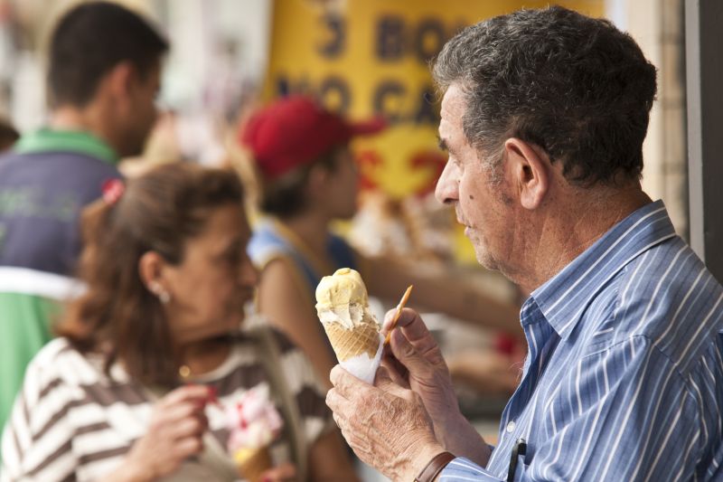 Com o calor que fez durante o dia, os curitibanos recorreram ao sorvete para refrescar | Marcelo Andrade/ Gazeta do Povo